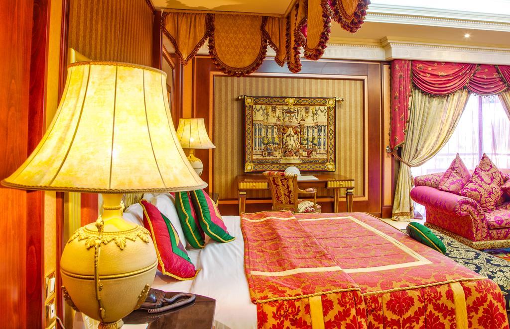 Royal Mirage Deluxe Otel Marakeş Dış mekan fotoğraf A bedroom at the Grand Imperial Hotel